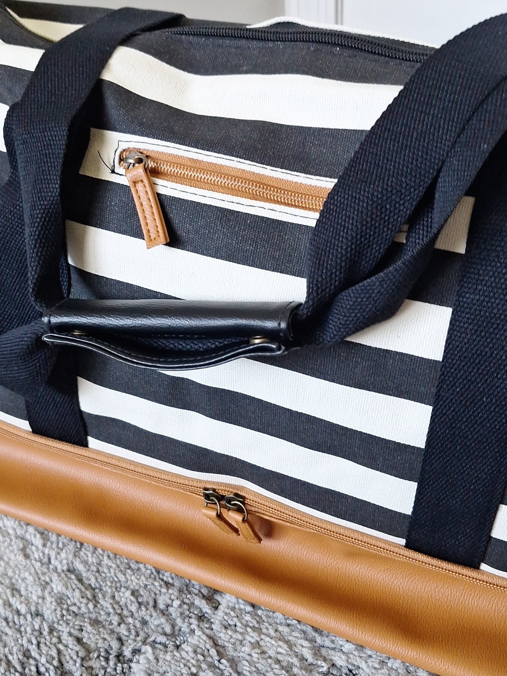 Dsw Stripped Canvas and Vinyl Duffle Bag NWT - Picture 2 of 6